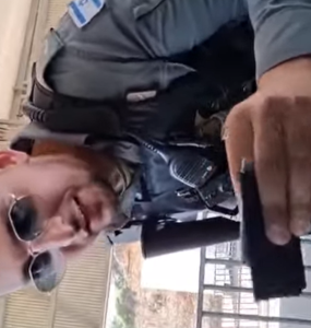 שוטר-מעכב-תושבת-השומרון