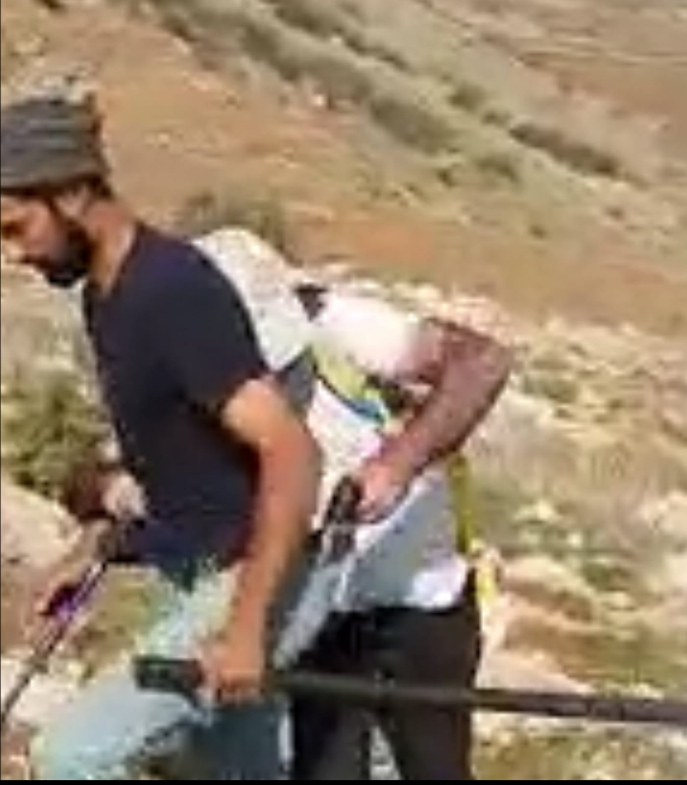 פעיל נגד ההתיישבות חוטף נשק ממתיישב