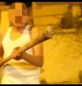 צעיר ערבי תוקף יהודי עם נבוט ברמלה. מתוך סרטון התקיפה