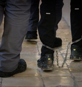 איש מובל באזיקים. מעצר. חיים גולדברג פלאש90