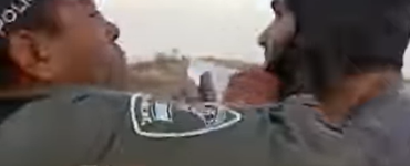 שוטר מג"ב מושך בפאה של מתיישב