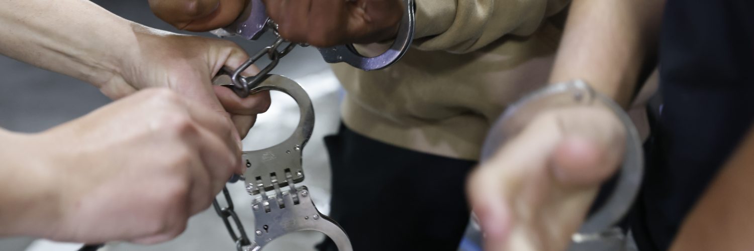 אזיקים יוסי זמיר פלאש90