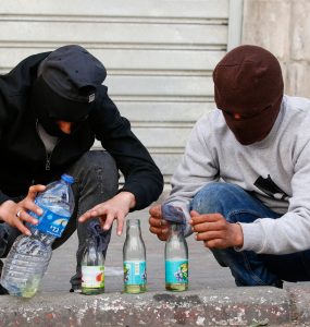 פלסטינים מכינים בקבוקי תבערה. וויסאם האשלמון פלאש90