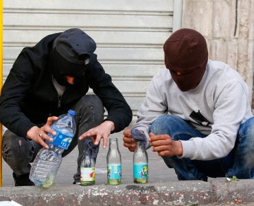 פלסטינים מכינים בקבוקי תבערה. וויסאם האשלמון פלאש90