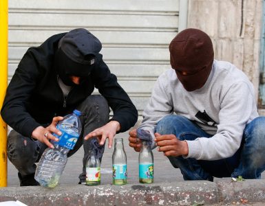 פלסטינים מכינים בקבוקי תבערה. וויסאם האשלמון פלאש90