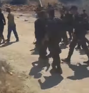 שוטר מגב נותן אגרוף לפנים למתיישב במהלך פינוי