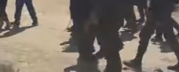 שוטר מגב נותן אגרוף לפנים למתיישב במהלך פינוי